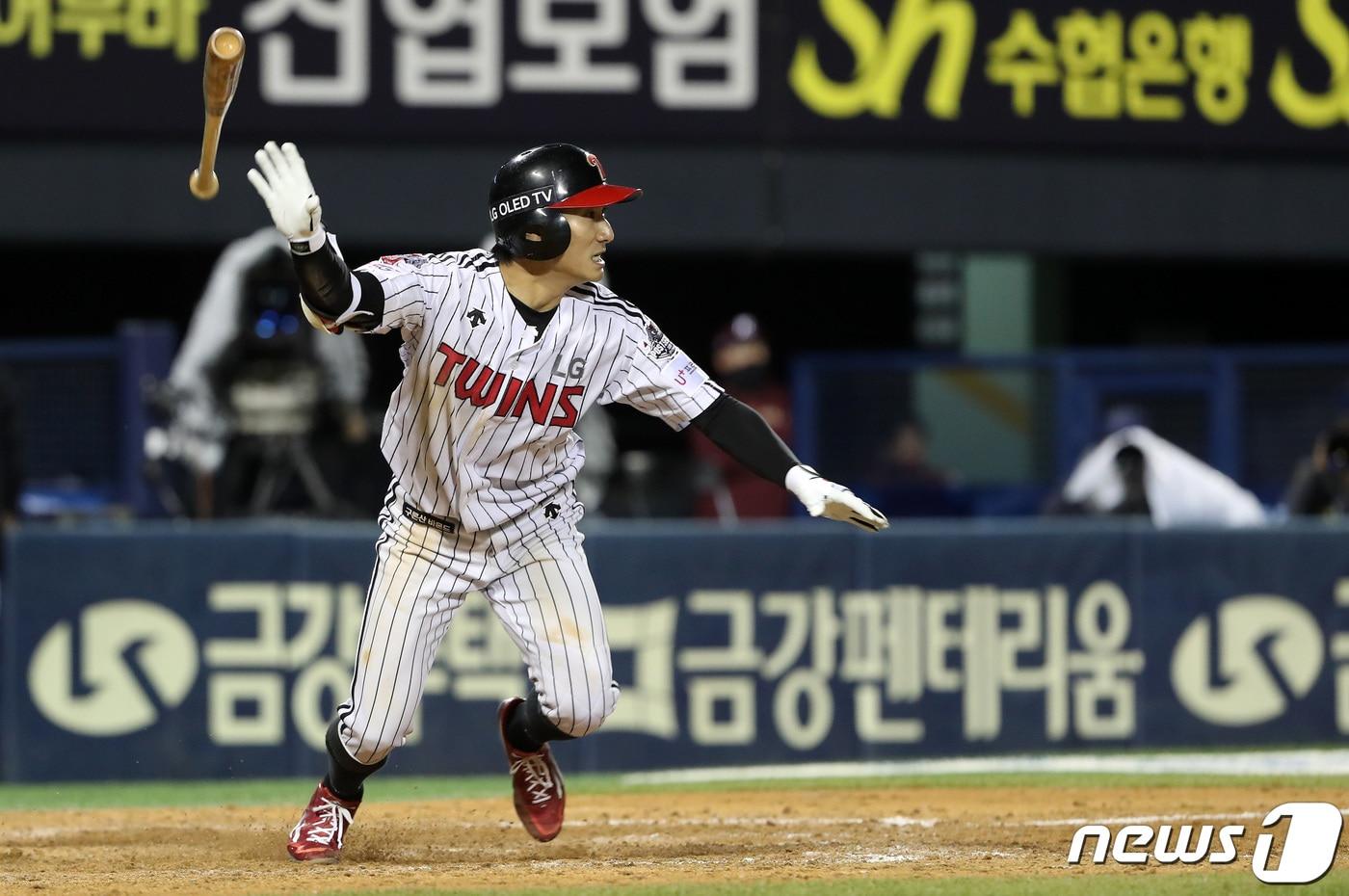 2일 오후 서울 송파구 잠실야구장에서 열린 프로야구 '2020 신한은행 SOL KBO 포스트시즌‘ 와일드카드 결정전 1차전 키움히어로즈와 LG트윈스의 경기 연장 13회말 2사 만루 상황 LG 신민재가 끝내기 적시타를 때려내고 있다. 2020.11.2/뉴스1 ⓒ News1 이동해 기자