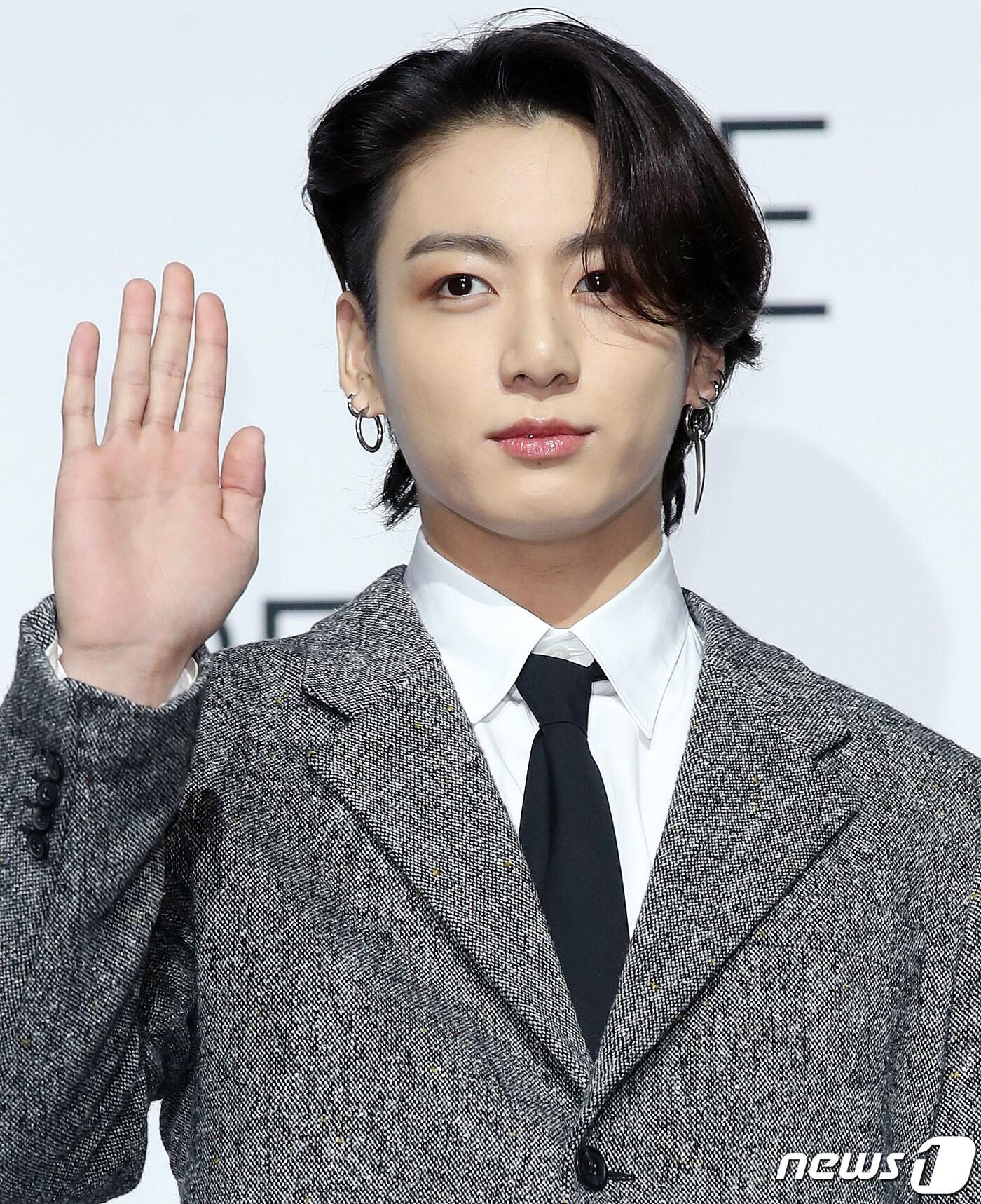 본문 이미지 - 그룹 BTS(방탄소년단)의 정국이 20일 오전 서울 동대문구 동대문디자인플라자(DDP)에서 열린 새 앨범 'BE (Deluxe Edition)' 발매기념 프레스 기자회견에서 포즈를 취하고 있다. 방탄소년단의 새로운 이야기를 담은 'BE'는 지금까지 선보인 정규 시리즈 앨범과는 다른 형태의 앨범이다. '~이다' '존재하다'라는 뜻의 'BE'는 형태를 규정짓지 않고 열린 의미를 가진 단어인데, 방탄소년단은 이번 앨범으로 지금 이 순간에 느끼는 솔직한 감정과 생각, 나아가 앞으로 계속 살아가야 하는 '우리'라는 존재에 관한 이야기를 전한다. 2020.11.20/뉴스1 ⓒ News1 김진환 기자