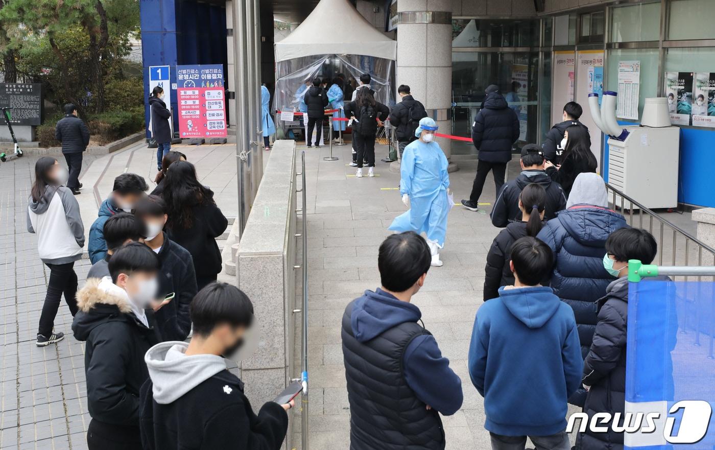 본문 이미지 - 서울 동작구보건소 내 선별진료소에서 학생들이 코로나19 검사를 기다리고 있다. 2020.11.20/뉴스1 ⓒ News1 임세영 기자