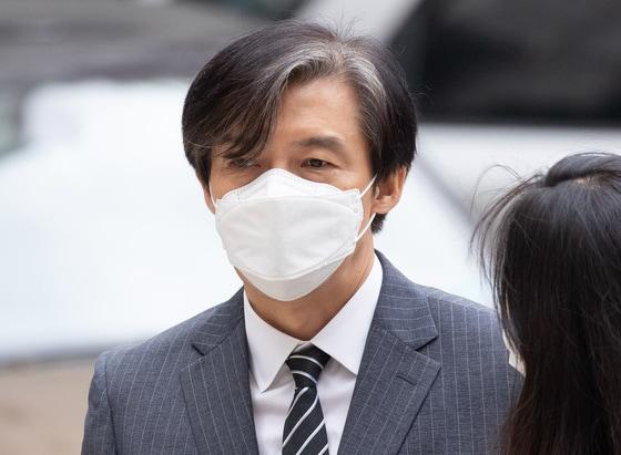 본문 이미지 - 조국 전 법무부 장관이 지난 20일 오후 서울 서초구 서울중앙지방법원에서 열린 뇌물수수 등 공판기일에 출석하며 취재진 질문에 답변하고 있다. ⓒ News1 