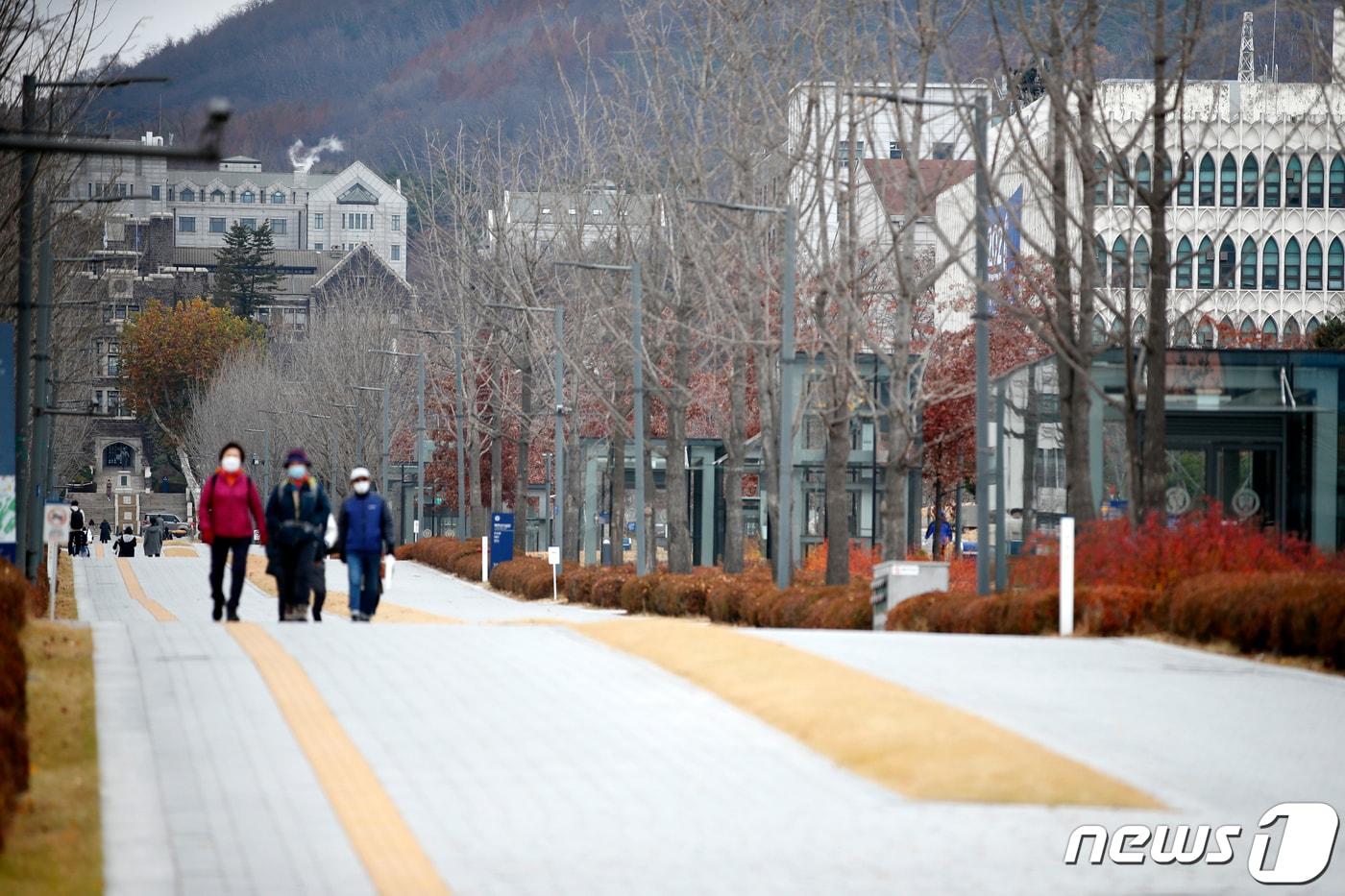 본문 이미지 - 서울 서대문구 연세대학교가 한산하다. 2020.11.20/뉴스1 ⓒ News1 이승배 기자