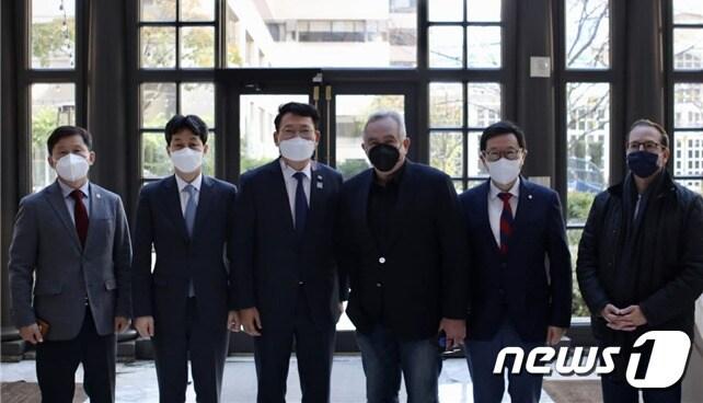 본문 이미지 - 사진 왼쪽 두번째부터 윤건영 더불어민주당 의원,  송영길 국회 외교통일위원장, 커트 캠벨 아시아그룹 회장, 김한정 더불어민주당 의원. (송영길 의원실 제공)ⓒ 뉴스1
