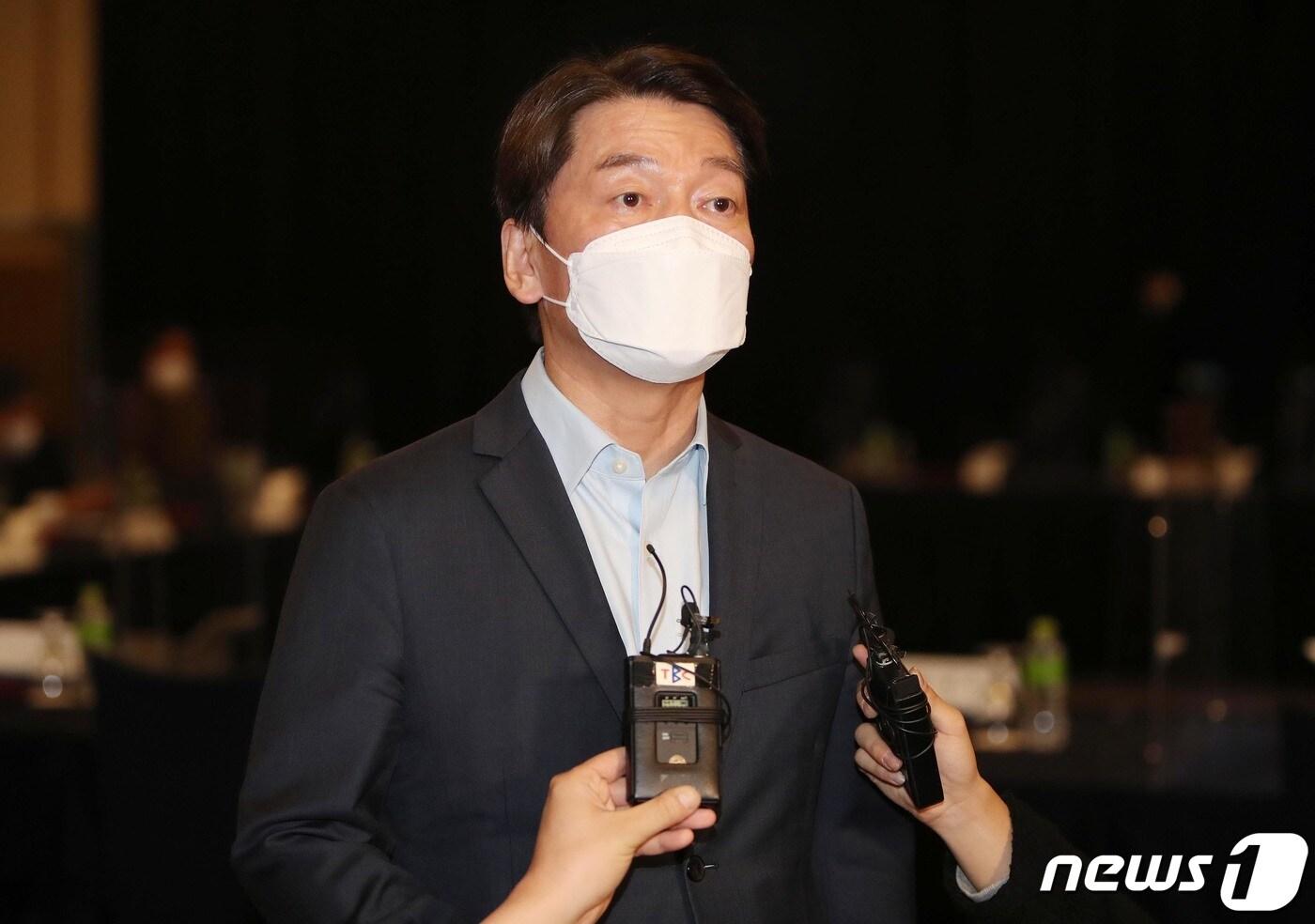 본문 이미지 - 안철수 국민의당 대표가 20일 오후 대구 수성구 라온제나호텔에서 취재진의 질문에 답하고 있다. 안 대표는 이날 지역 현안 간담회 등에 참석하기 위해 대구를 찾았다. 2020.11.20/뉴스1 ⓒ News1 공정식 기자