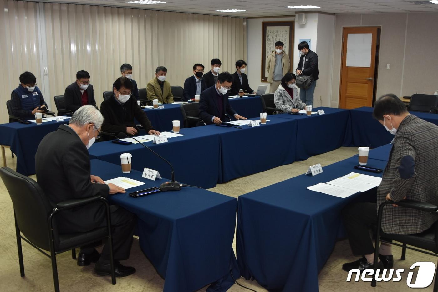 본문 이미지 - 한국기원이 AI를 사용하다 적발된 김은지 2단에게 자격정지 1년의 징계를 내렸다. 징계위원회의 모습. (한국기원 제공) ⓒ 뉴스1