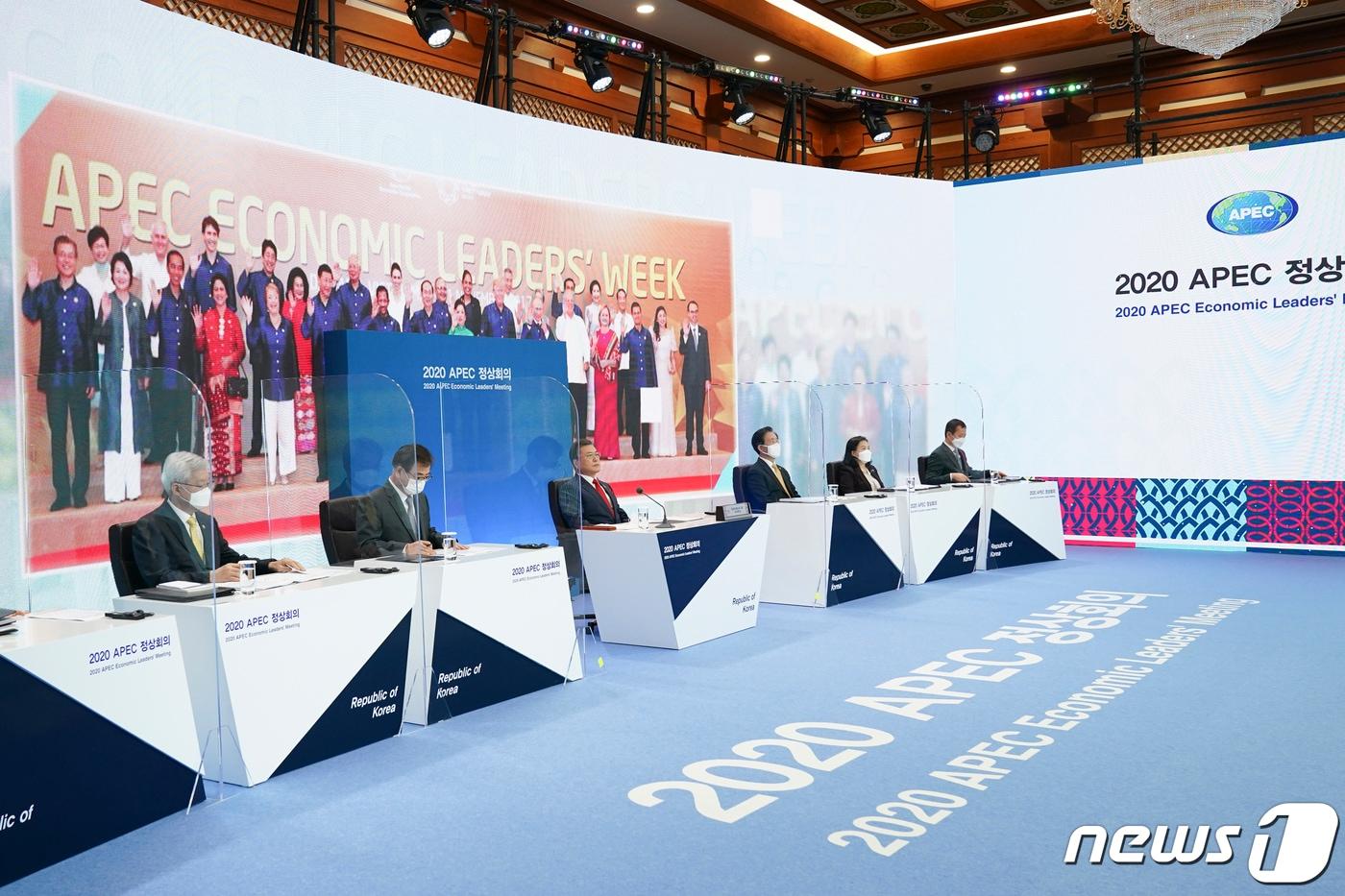 본문 이미지 - 문재인 대통령이 20일 청와대에서 화상으로 개최된 2020 아시아태평양경제협력체(APEC) 정상회의에 참석하고 있다. 왼쪽부터 이태호 외교부 2차관, 서훈 국가안보실장, 문 대통령, 성윤모 산업통상자원부 장관, 유명희 산업통상자원부 통상교섭본부장, 박복영 경제보좌관. 2020.11.20/뉴스1 ⓒ News1 유승관 기자