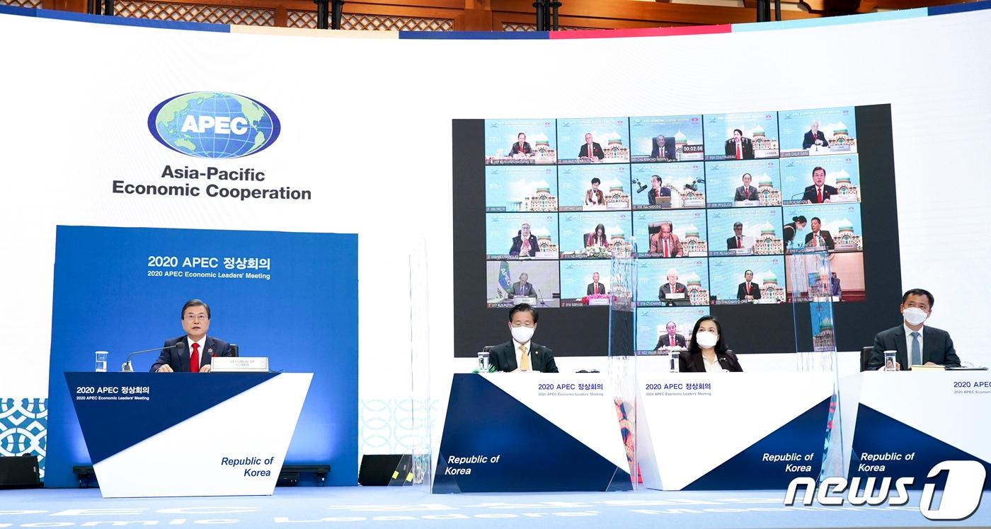 본문 이미지 - 문재인 대통령이 지난해 11월20일 청와대에서 화상으로 개최된 2020 아시아태평양경제협력체(APEC) 정상회의에서 발언하고 있다. 2020.11.20/뉴스1 ⓒ News1 유승관 기자