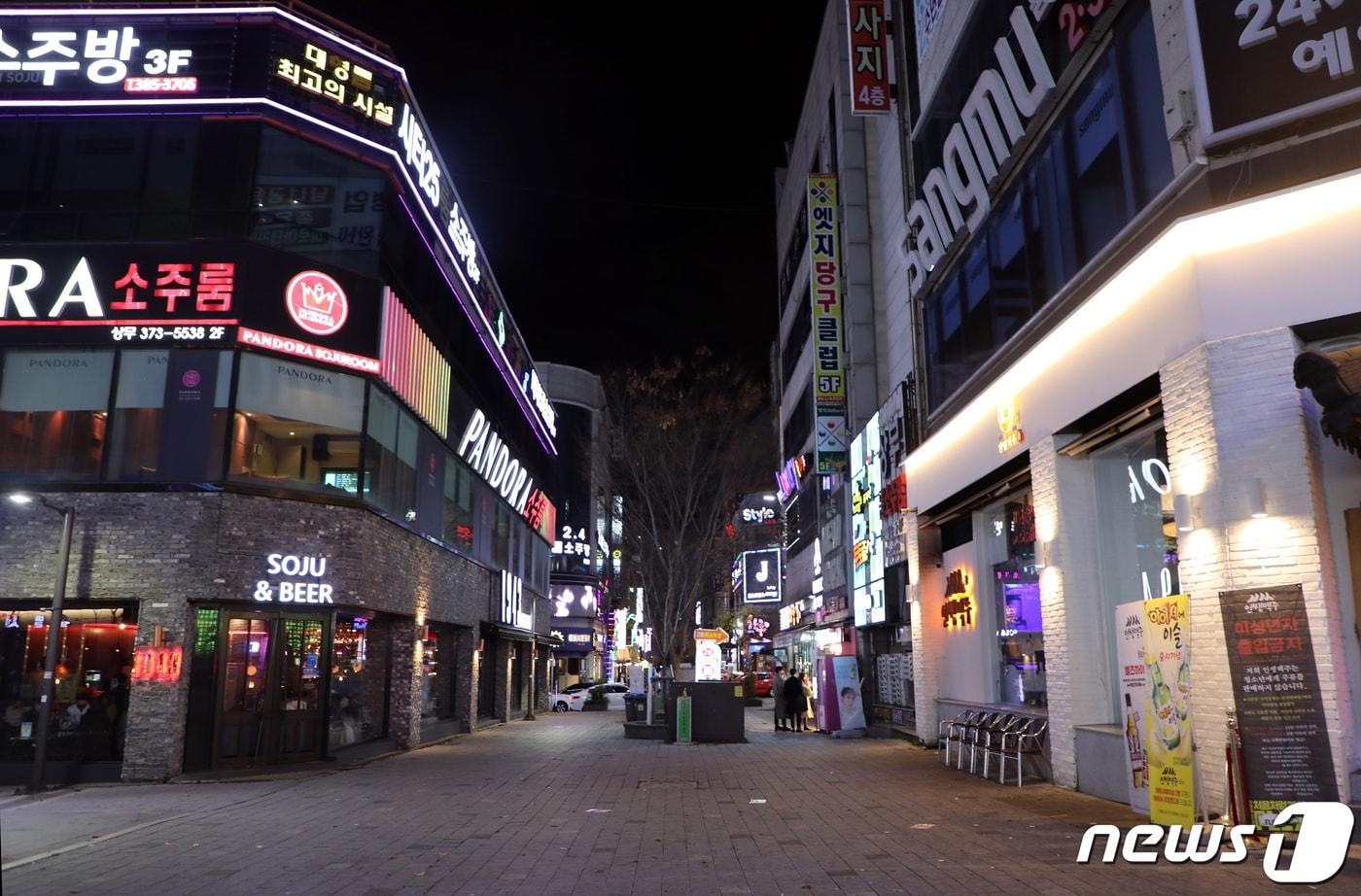 본문 이미지 - 광주시가 사회적 거리두기를 1.5단계로 격상한 뒤 맞이한 첫 주말인 20일 오후 광주 서구 상무지구의 거리가 한산하다. 2020.11.21/뉴스1 ⓒ News1 이수민 수습기자