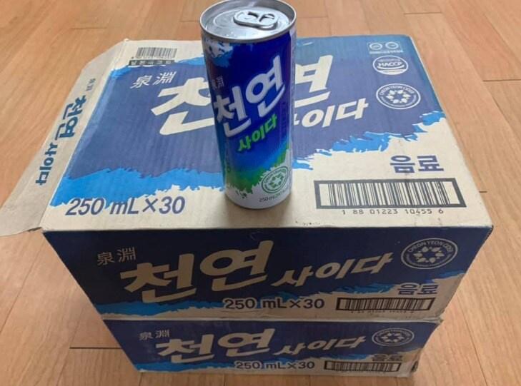 본문 이미지 - 조국 전 법무부 장관이 3년간 창고에 쳐박아 놓고 입도 대지 않았다며 공개한 최성해 전 동양대 총장 보낸 음료수. (페이스북 갈무라) ⓒ 뉴스1