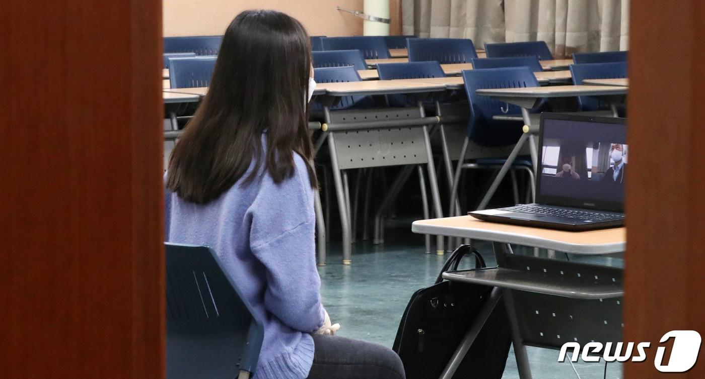 본문 이미지 - 2021학년도 대입 수시모집 학생부종합전형에 지원한 고3 수험생이 비대면 화상면접을 치르는 모습. /뉴스1 ⓒ News1 민경석 기자