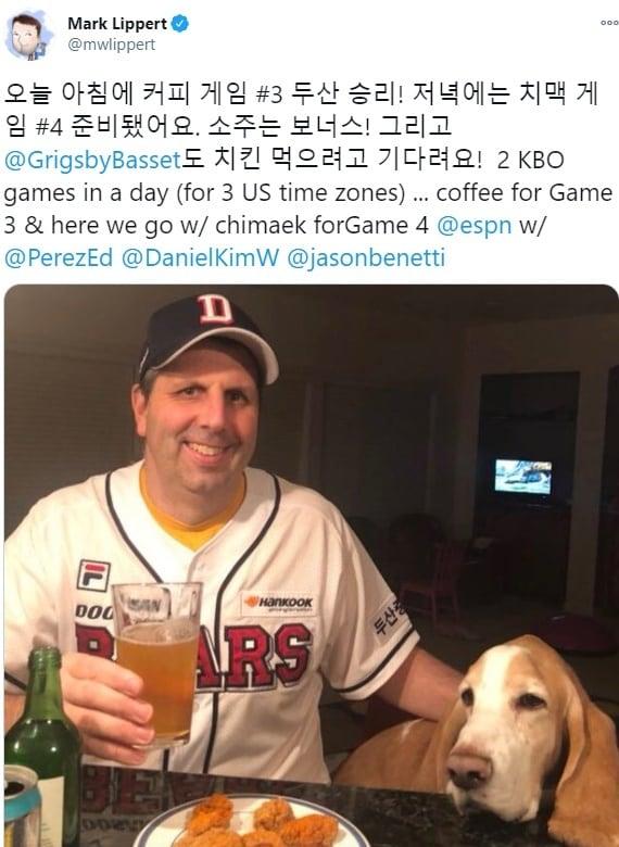 본문 이미지 - 열혈두산팬 리퍼트 전 대사가 미국서도 한국시리즈 시청을 잊지 않고 있다. (리퍼트 전 대사 SNS 캡처)ⓒ 뉴스1