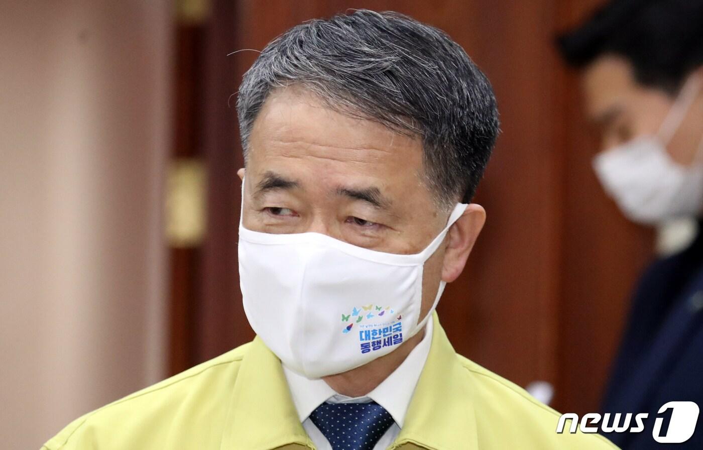 본문 이미지 - 박능후 보건복지부 장관이 22일 서울 세종로 정부서울청사에서 열린 코로나19 대응 중대본회의에 참석하고 있다. 2020.11.22/뉴스1 ⓒ News1 김명섭 기자