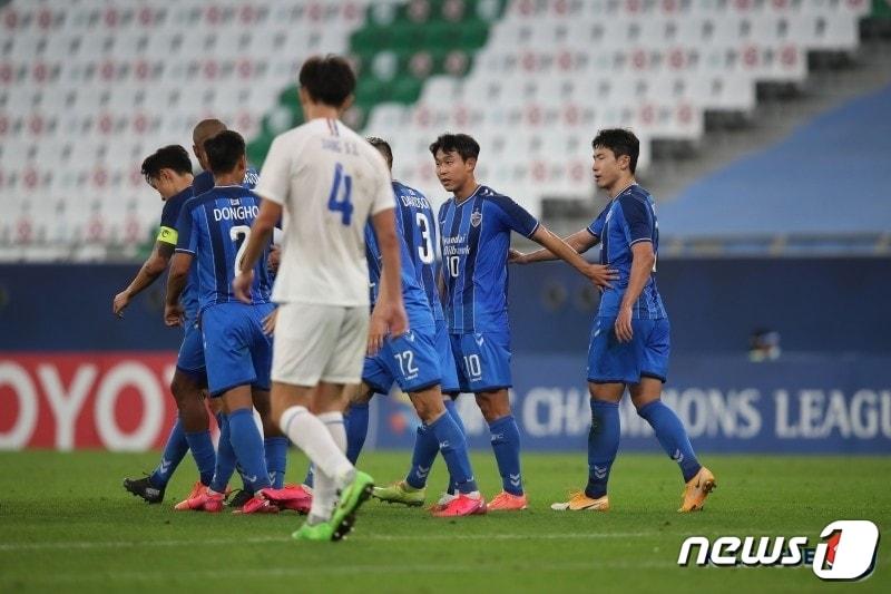 본문 이미지 - 21일 카타르 도하 에듀케이션 시티 스타디움에서 열린 2020 AFC 챔피언스리그 F조 울산현대와 상하이선화의 경기에서 울산현대 윤빛가람이 골을 성공시킨 후 동료들의 축하를 받고 있다. (한국프로축구연맹 제공) 2020.11.22/뉴스1 ⓒ News1 김진환 기자