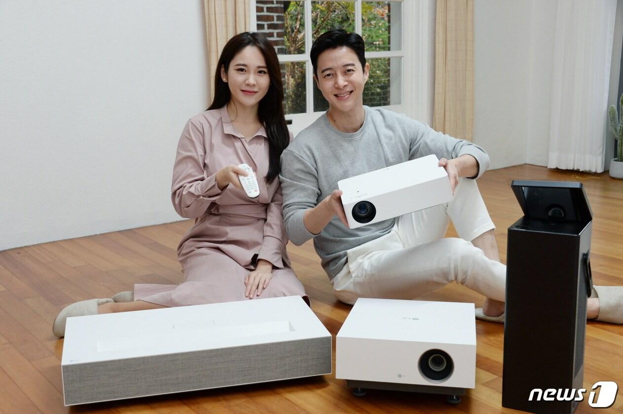 본문 이미지 - 모델들이 LG 시네빔 4K 라인업 4종을 소개하고 있다.(LG전자 제공)2020.11.23/뉴스1 ⓒ 뉴스1