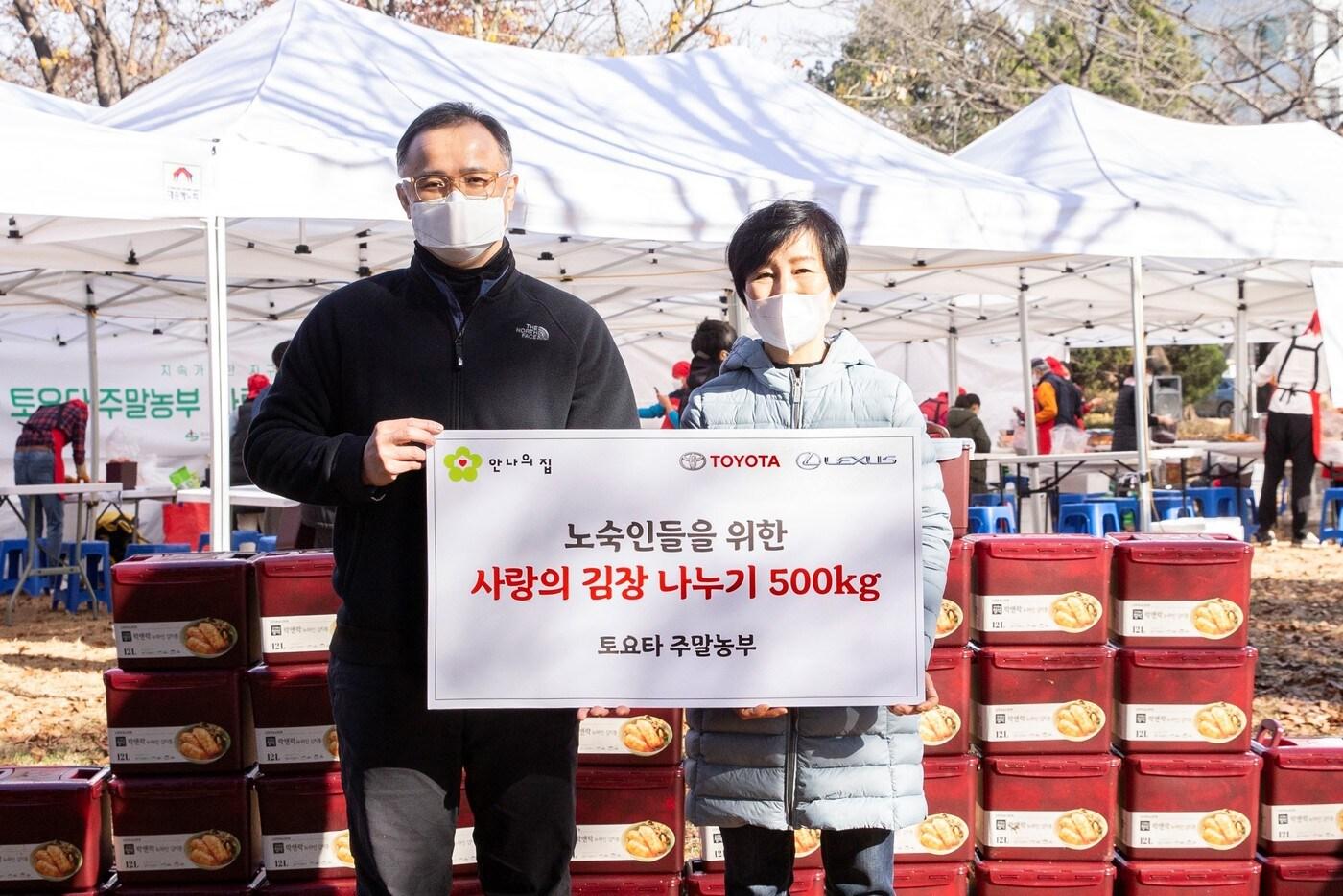 본문 이미지 - 타케무라 노부유키 한국토요타자동차 사장(왼쪽)과 오현숙 안나의 집 사무국장이 기념사진을 찍고 있다.ⓒ 뉴스1