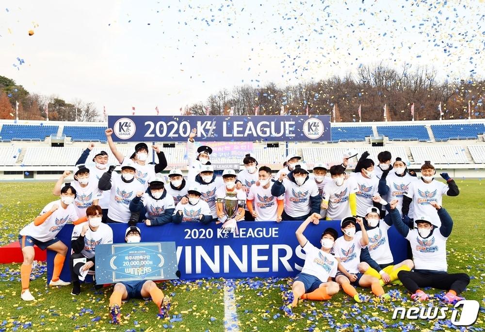 본문 이미지 - 22일 파주스타디움에서 열린 최종전에서 승리해 k4리그 우승을 확정한 파주시민축구단 선수들/ &#40;파주시청 제공&#41; ⓒ 뉴스1