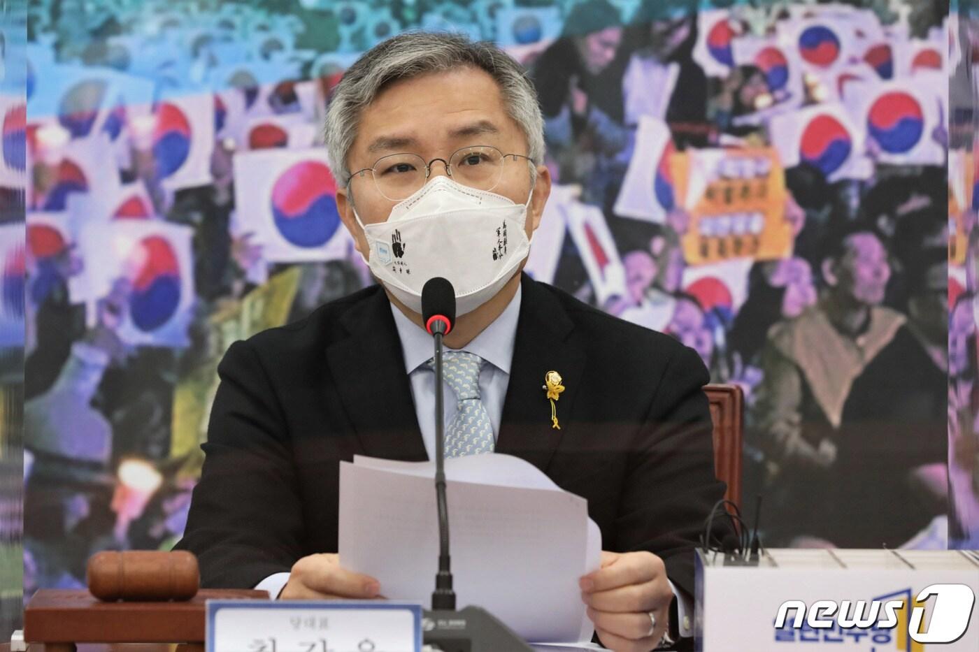 최강욱 열린민주당 대표가 23일 국회에서 열린 최고위원회의에서 발언하고 있다. 2020.11.23/뉴스1 ⓒ News1 박세연 기자