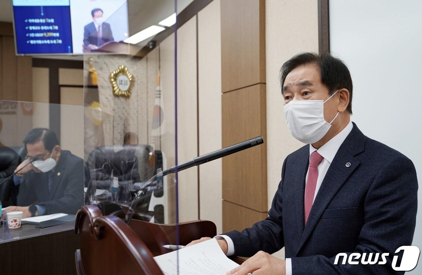 본문 이미지 - 송기섭 진천군수는 23일 열린 292회 2차 정례회 시정연설에서 내년도 군정 운영방향을 설명하고 있다.(진천군 제공)ⓒ 뉴스1