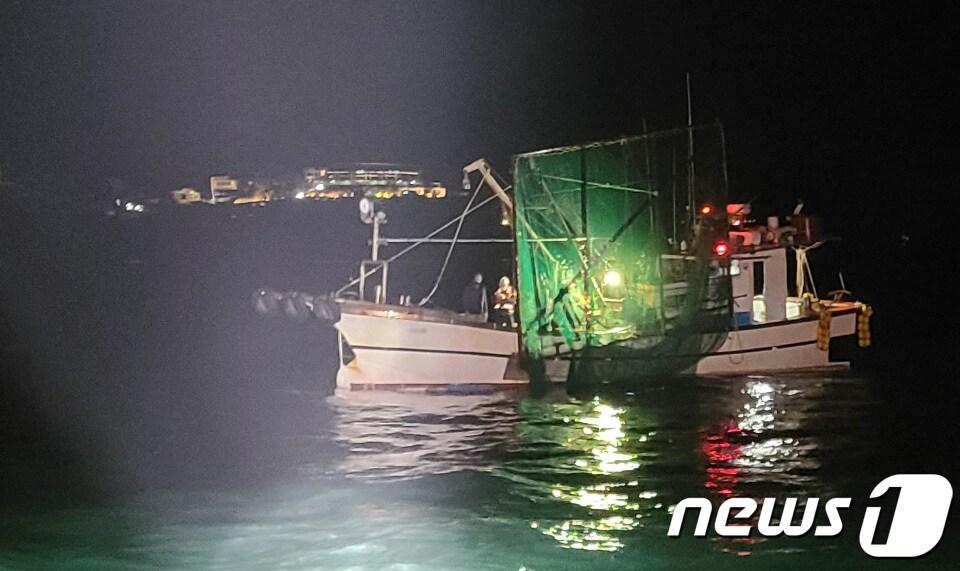 본문 이미지 - 해경에 검거된 선박.(여수해경 제공) /뉴스1 ⓒ News1