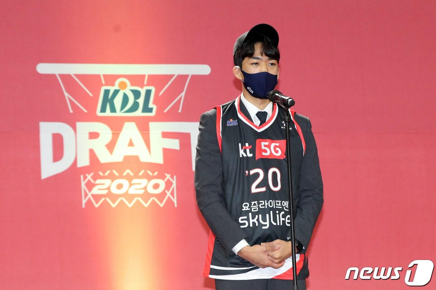 본문 이미지 - 23일 서울 송파구 잠실학생체육관에서 열린 '2020 KBL 국내신인선수 드래프트(DRAFT)에서 1라운드 2순위로 부산 KT에 지명된 박지원이 소감을 밝히고 있다. 2020.11.23/뉴스1 ⓒ News1 황기선 기자
