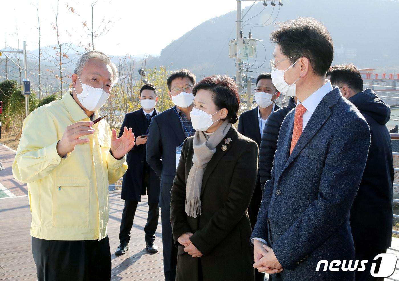 본문 이미지 - 윤상기 하동군수가 23일 김현미장관과 김경수 도지사에게 광평마을 도시재생 뉴딜사업에 대해 설명하고 있다. (하동군 제공)ⓒ 뉴스1