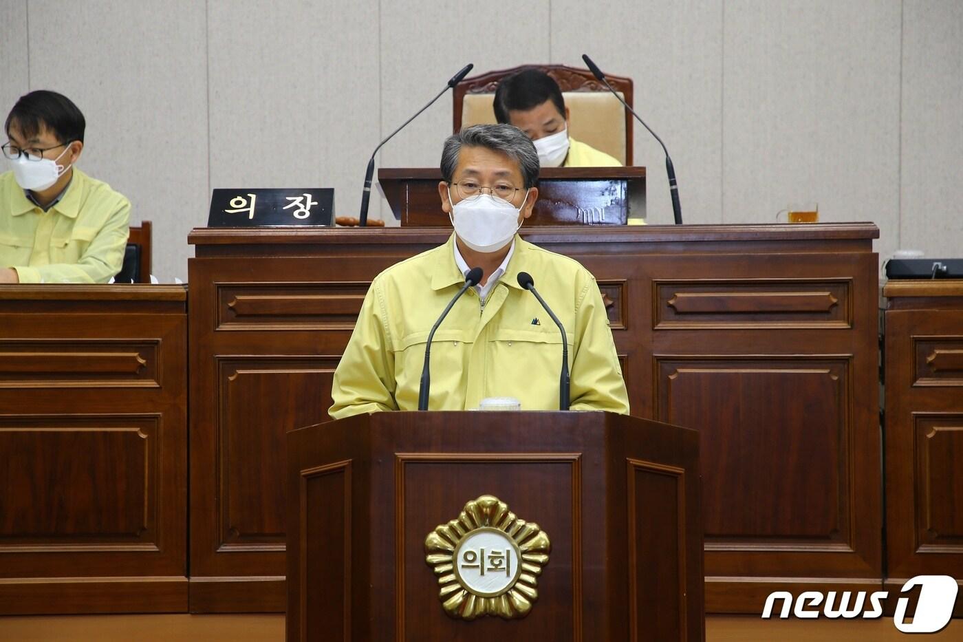 본문 이미지 - 23일 김순호 구례군수가  군의회에서 정연설을 하고 있다.(구례군 제공)2020.11.23 /ⓒ 뉴스1
