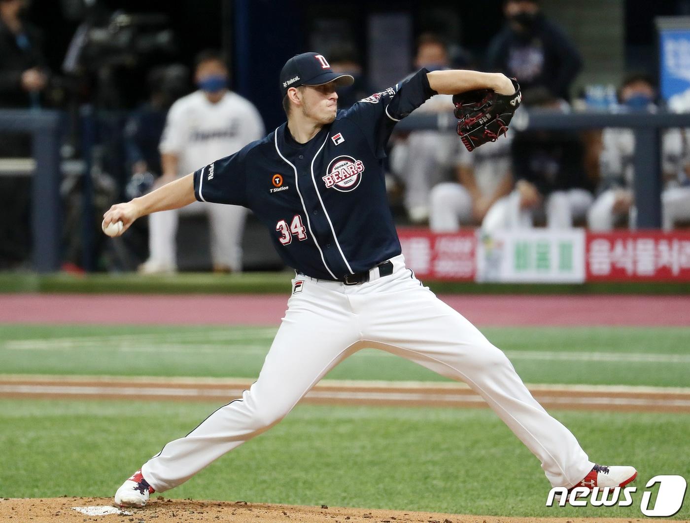 본문 이미지 - 23일 오후 서울 구로구 고척스카이돔에서 열린 프로야구 2020 신한은행 SOL KBO 포스트시즌 한국시리즈 5차전 두산 베어스와 NC 다이노스의 경기에서 두산 선발 플렉센이 3회말 힘차게 공을 던지고 있다. 2020.11.23/뉴스1 ⓒ News1 김진환 기자