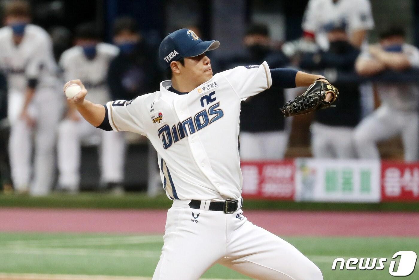 23일 오후 서울 구로구 고척스카이돔에서 열린 프로야구 2020 신한은행 SOL KBO 포스트시즌 한국시리즈 5차전 두산 베어스와 NC 다이노스의 경기에서 NC 김진성이 8회말 무사 3루에 등판해 힘차게 공을 던지고 있다. 2020.11.23/뉴스1 ⓒ News1 김진환 기자