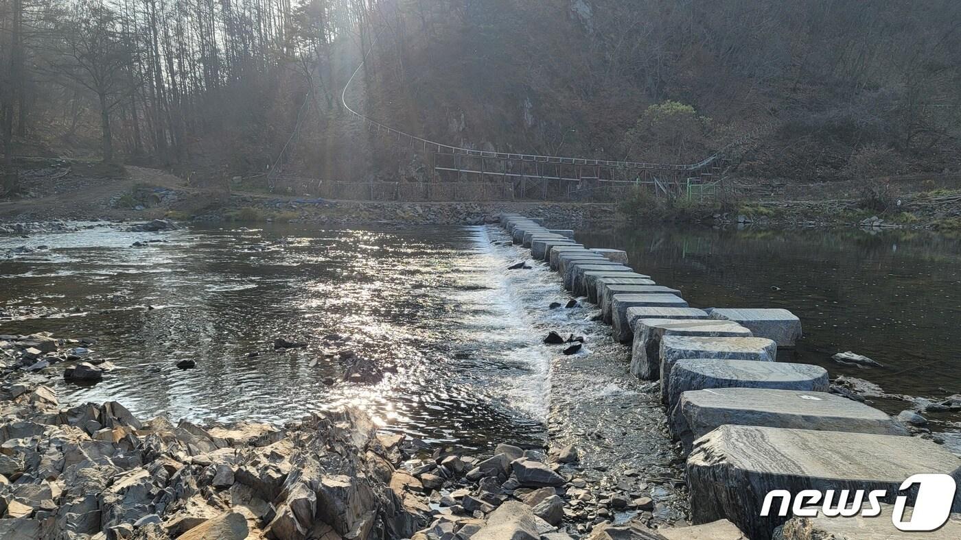 충북 청주시가 조성한 옥화구곡 관광길.(청주시 제공).2020.11.24 /뉴스1