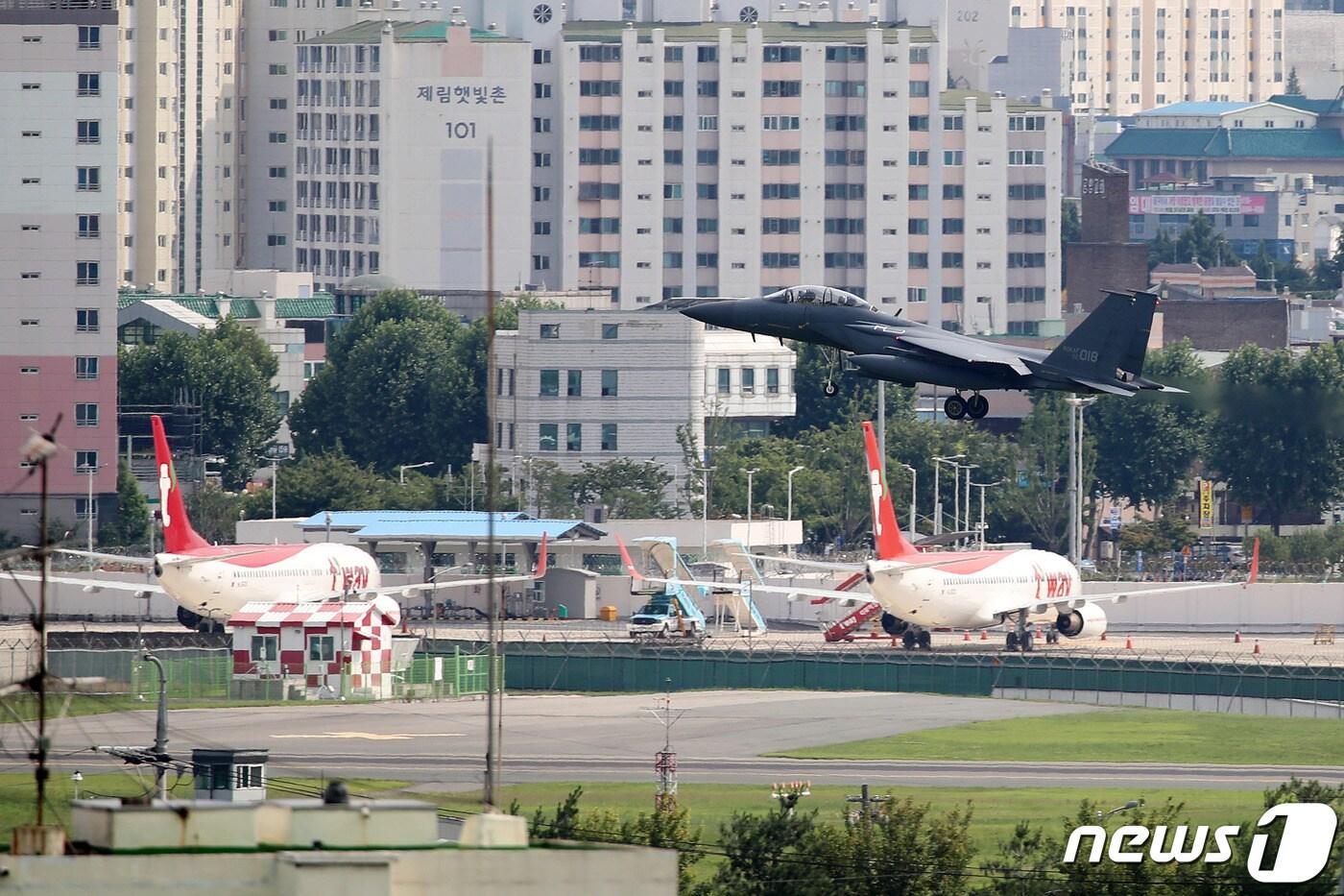 본문 이미지 - 대구 동구에 있는 군공항(K-2)을 이륙하는 전투기와 대구국제공항에서 계류장에 서 있는 민항기들(공정식 기자)ⓒ 뉴스1