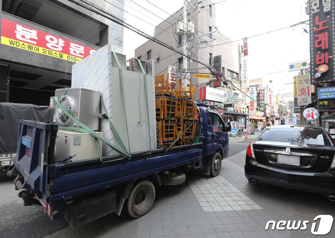 사회적 거리두기 2단계가 시행된 2020년 11월 24일 오후 서울 영등포구 영중로 일대 번화가에서 폐업한 가게의 집기와 비품이 중고장터로 운반되고 있다. &#40;자료사진&#41; 2020.11.24/뉴스1 ⓒ News1 신웅수 기자