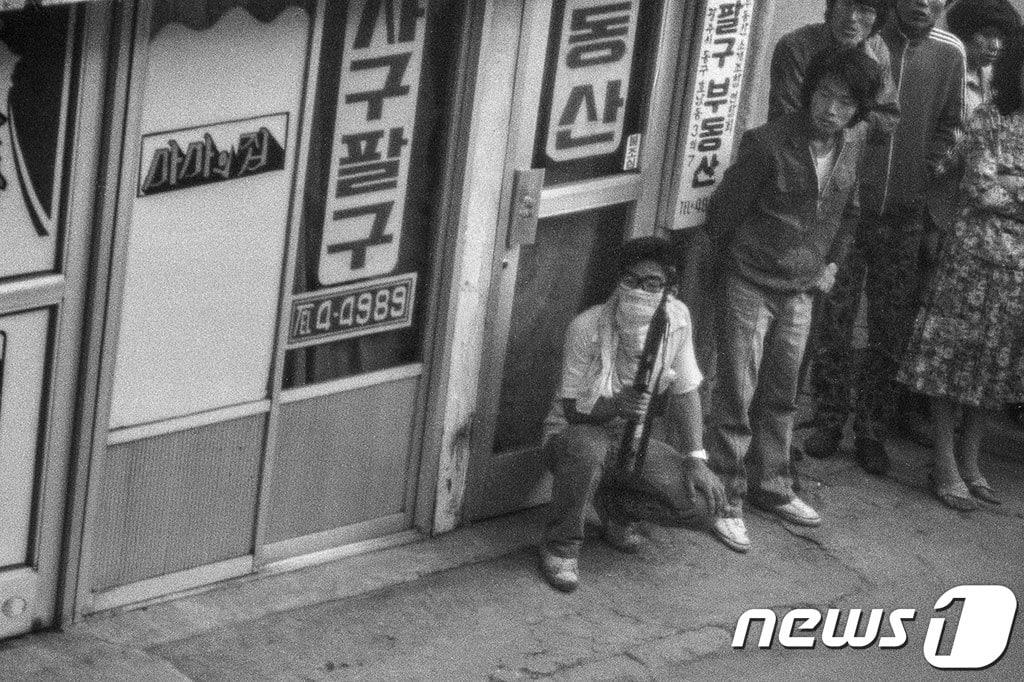 본문 이미지 - 한국일보가 지난 2020년 공개한 5·18민주화운동 당시 미공개 사진. 5·18 당시 광주 호남동의 한 시민군이 총을 들고있다.&#40;한국일보 제공&#41;2020.11.24/뉴스1 