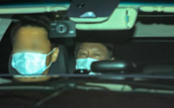 본문 이미지 - 추미애 법무부 장관이 윤석열 검찰총장에 대해 징계청구 및 직무배제를 명령한 24일 오후 윤 총장이 서울 서초동 대검찰청에서 퇴근하고 있다. ⓒ News1 구윤성 기자