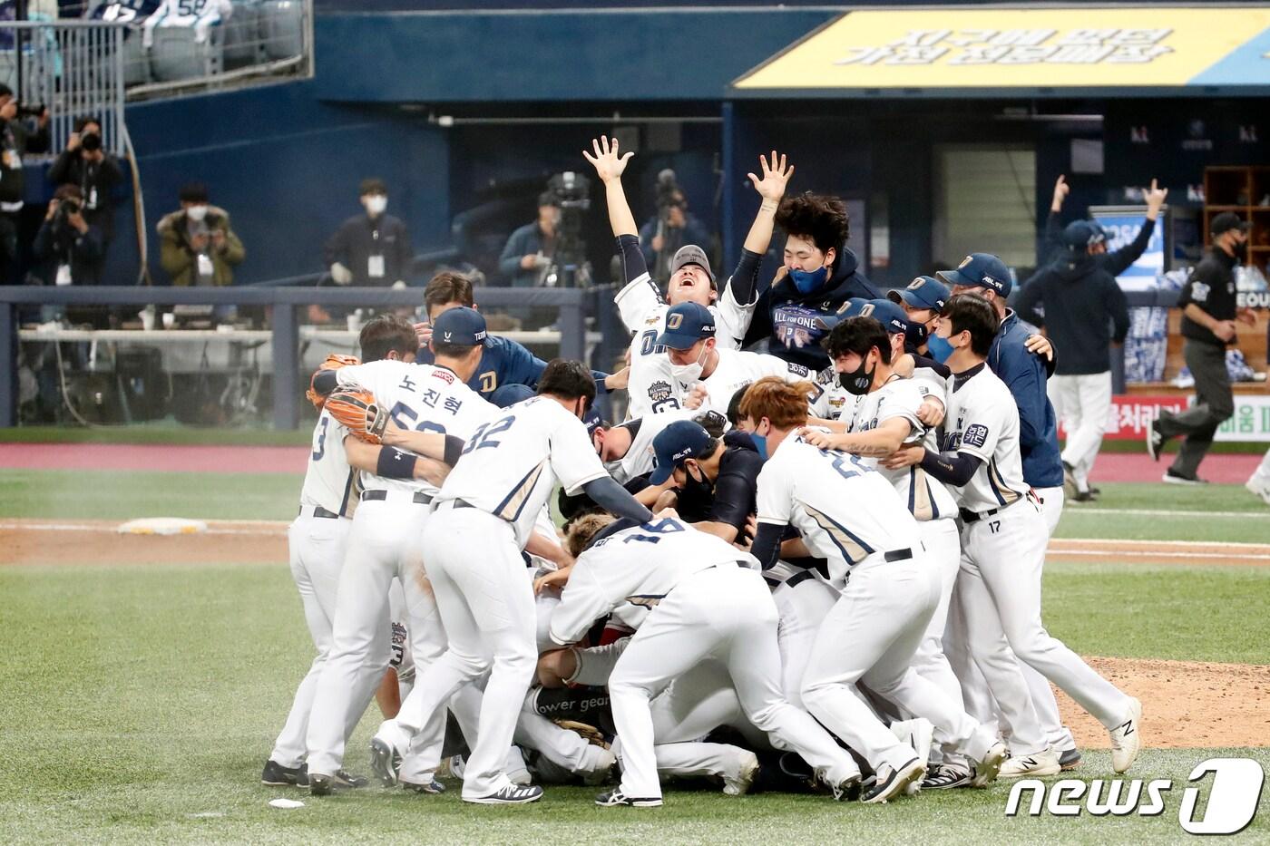 본문 이미지 - 24일 오후 서울 구로구 고척스카이돔에서 열린 프로야구 2020 신한은행 SOL KBO 포스트시즌 한국시리즈 6차전 두산베어스와 NC다이노스의 경기에서 4대2로 승리해 한국시리즈 우승을 확정한 NC 선수들이 기뻐하고 있다. NC다이노스는 한국시리즈에서 두산베어스를 상대로 전적 4대2로 누르고 창단 9년 만에 KBO 프로야구 첫 통합우승을 달성했다. 2020.11.24/뉴스1 ⓒ News1 이승배 기자