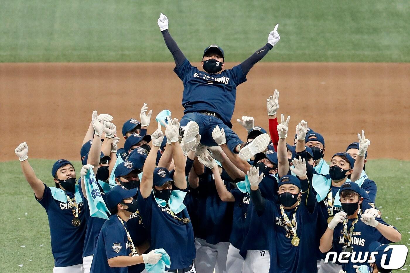 본문 이미지 - 김택진 NC 구단주가 24일오후 서울 구로구 고척스카이돔에서 열린 프로야구 2020 신한은행 SOL KBO 포스트시즌 한국시리즈 6차전 두산베어스와 NC다이노스의 경기가 끝난 뒤 승리한 NC 선수들에게 헹가래를 받고 있다. NC다이노스는 이날 한국시리즈 6차전에서 두산베어스를 상대로 4대2로 승리, 시리즈 전적 4대2로 누르고 창단 9년 만에 KBO 프로야구 첫 통합우승을 달성했다. 2020.11.24/뉴스1 ⓒ News1 이승배 기자