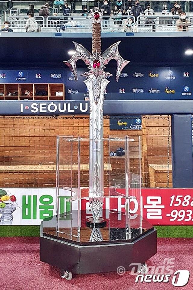 본문 이미지 - NC 다이노스가 우승 확정 후 세리머니에 활용한 모형 집행검. (NC 다이노스 제공) ⓒ 뉴스1