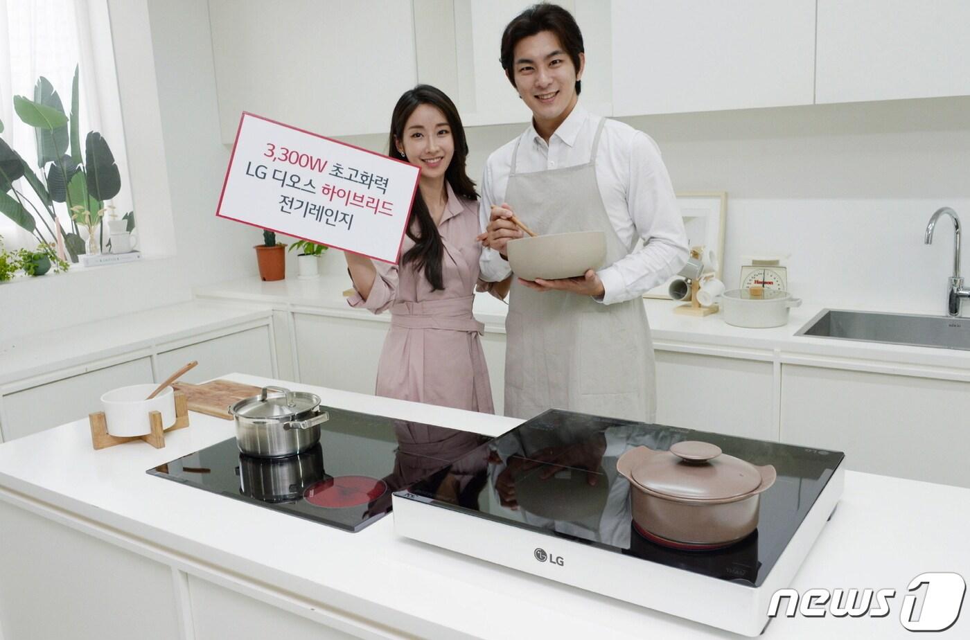 본문 이미지 - LG전자가 25일 플러그 타입 단일 화구 기준 국내 최고 화력인 3300와트(W) 인덕션 화구(火口)를 갖춘 하이브리드 전기레인지 신제품을 출시했다. 1개의 하이라이트 화구는 뚝배기와 같은 다양한 용기를 사용할 수 있다.(LG전자 제공)2020.11.25/뉴스1 ⓒ 뉴스1