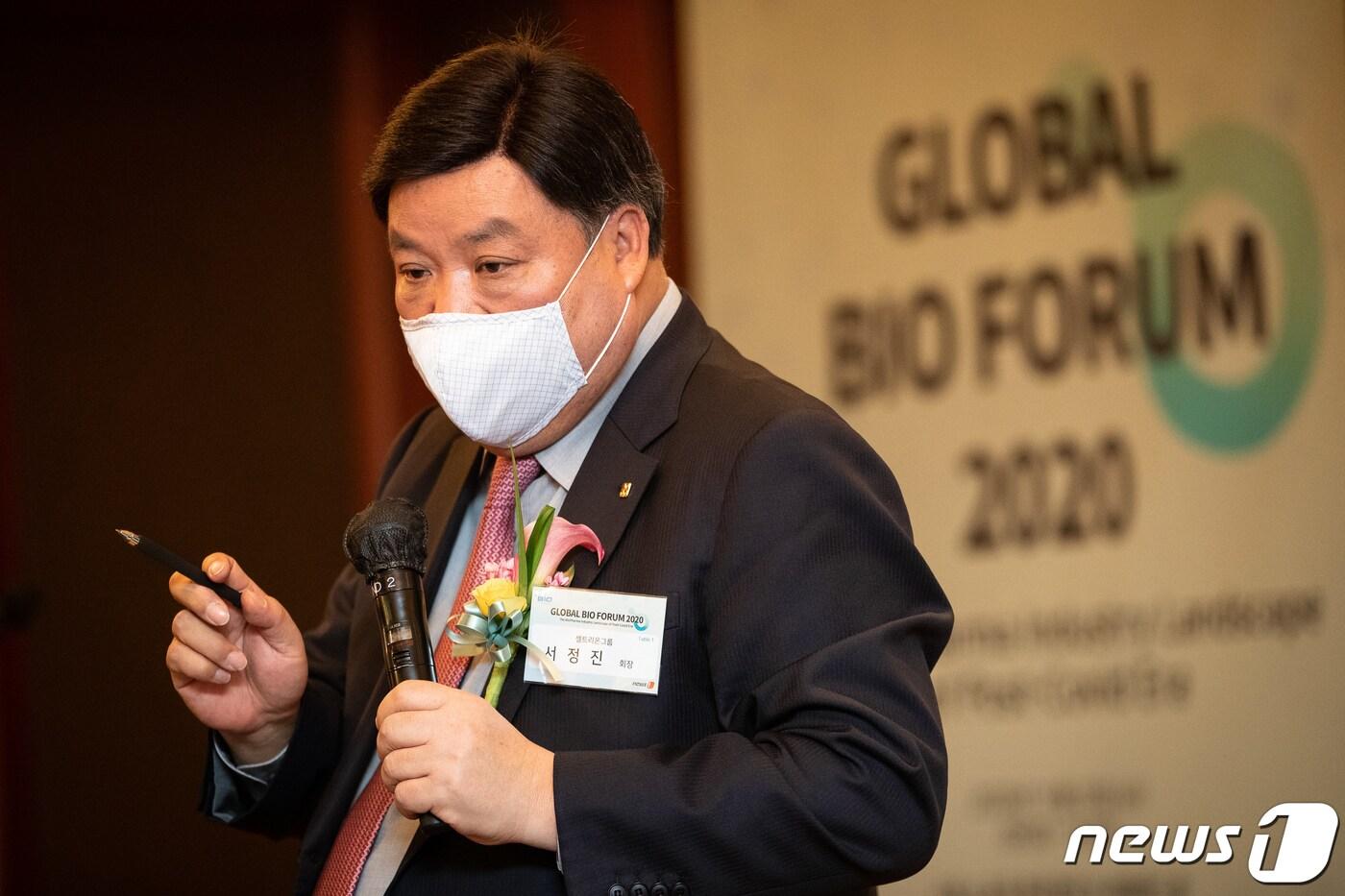 본문 이미지 - 서정진 셀트리온 그룹 회장이 지난 11월25일 서울 중구 롯데호텔에서 열린 <뉴스1> 주최 글로벌바이오포럼 2020에서 '위기를 기회로...세계 펜데믹에 부는 K바이오'를 주제로 기조발표를 하고 있다. 2020.11.25/뉴스1 ⓒ News1 유승관 기자