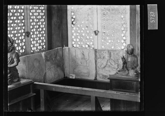 본문 이미지 - 팔부중상이 새겨진 석탑 기단부 면석을 찍은 유리건판 사진.(국립고궁박물관 제공).ⓒ 뉴스1