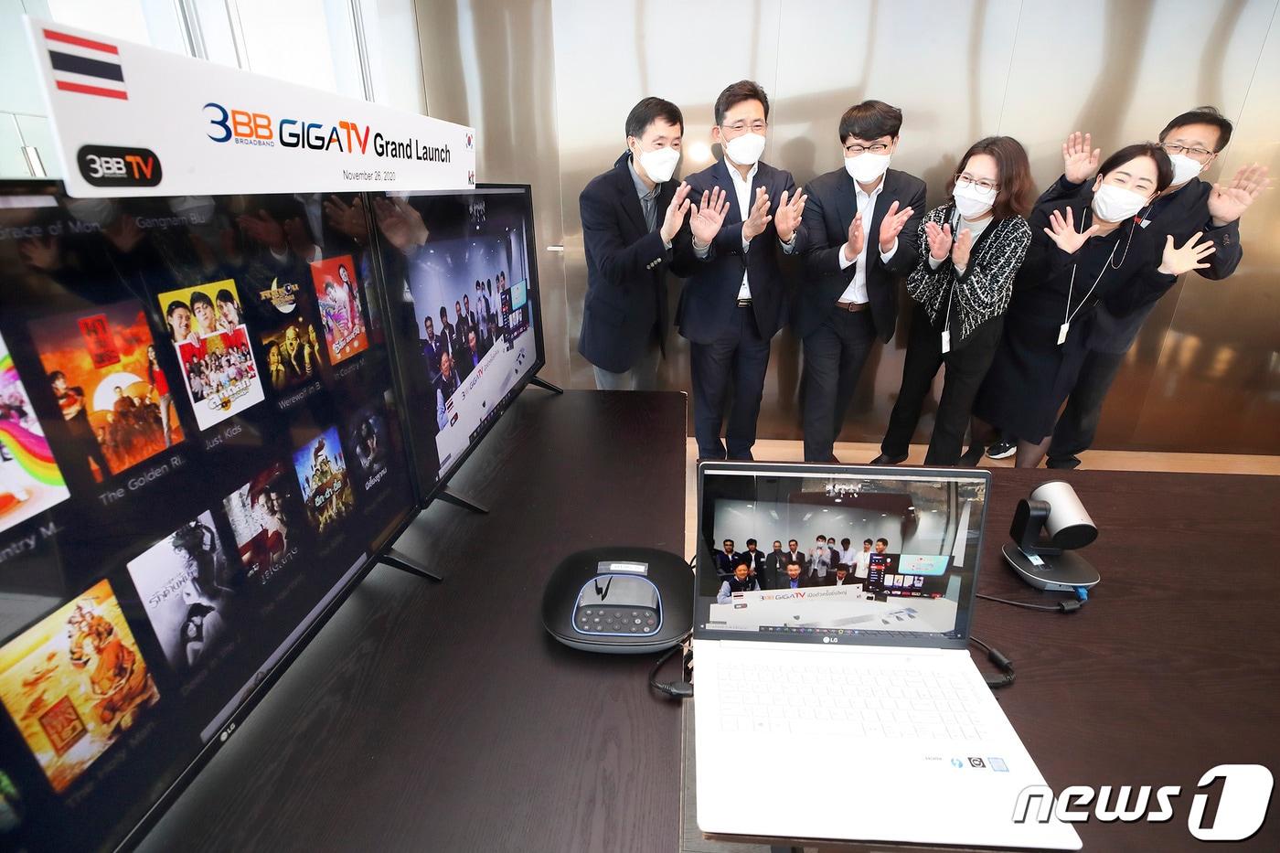 본문 이미지 - KT는 태국 3BB TV社에 KT IPTV 플랫폼 기술을 제공해 개발한 ‘3BB GIGATV’가 상용 출시되었다고 26일 밝혔다. 사진은 KT 광화문빌딩에서 KT 임직원들이 태국 3BB사와 화상회의를 연결해 IPTV 런칭 순간을 함께 축하하고 있는 모습. ⓒ 뉴스1