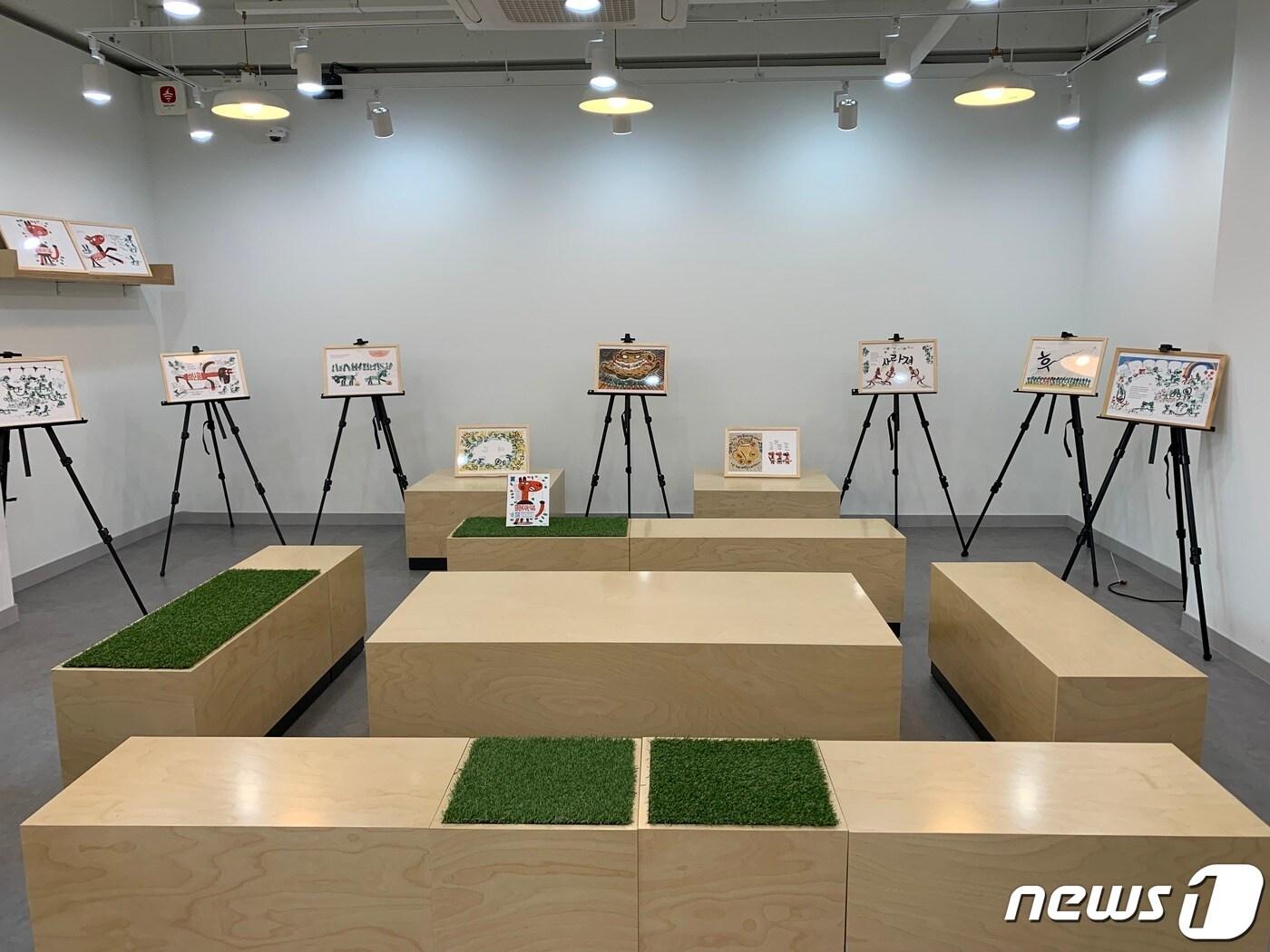 본문 이미지 - 서울 관악구 글빛도서관 1층에 조성된 전시관. 1층은 전시, 커뮤니티 활동, 세미나 등 다목적으로 사용 가능하다.(관악구 제공)/ⓒ News1