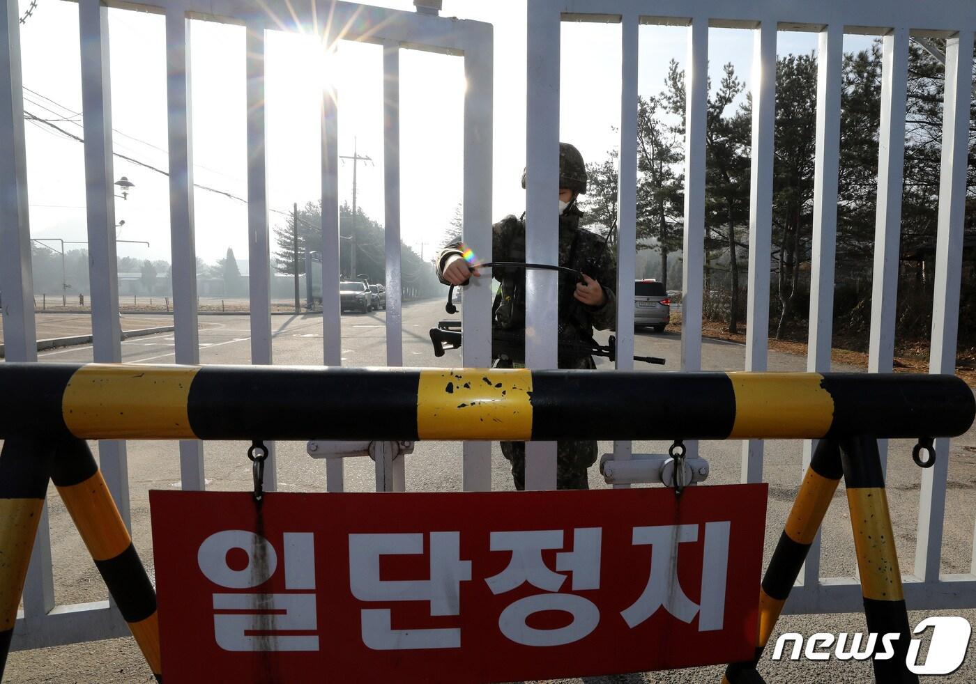 본문 이미지 - 경기도 연천의 육군 신병교육대대에 코로나19 집단감염이 발생해 비상이 걸렸다. 8백여 명의 훈련병이 교육을 받고 있는 신병교육대에서 지난 25일 훈련병과 교관 등 69명이 코로나19 확진 판정을 받아 군·보건당국은 이 부대 장병과 훈련병 등 천백여 명에 대한 전수조사를 진행했다. 이날 새벽 1명이 더 확진 판정을 받아 추가감염 우려가 커지고 있는 가운데 이는 군에서 발생한 코로나19 집단 감염 중에서 가장 큰 규모다. 사진은 26일 집단감염이 발생한 경기도 연천군 육군 5사단 신병교육대대에서 한 장병이 문을 잠그고 있다. 2020.11.26/뉴스1 ⓒ News1 이동해 기자