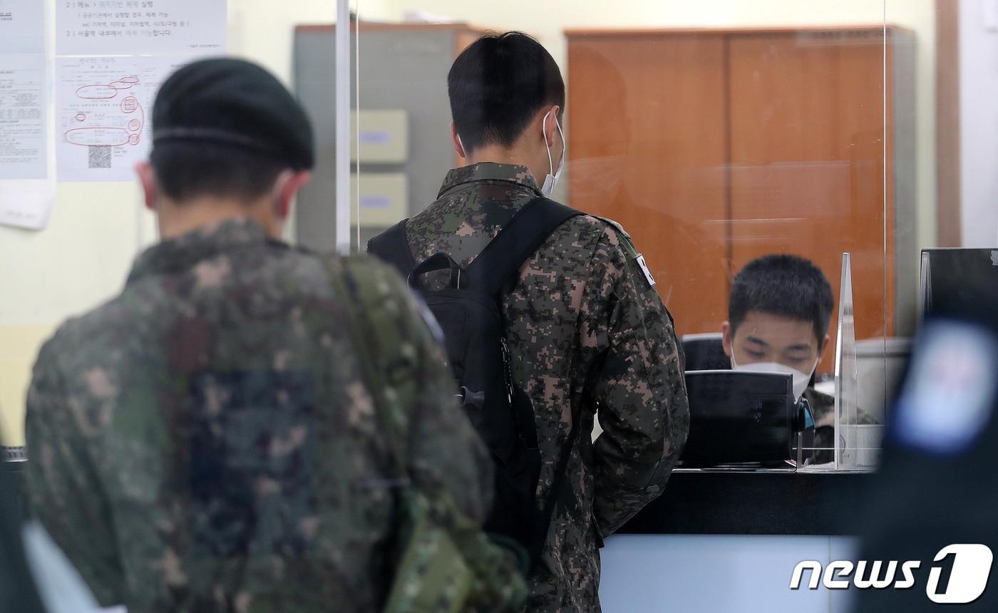 국방부가 전 부대에 대한 '거리두기'를 2.5단계로 격상하고 장병의 휴가 및 외출을 통제하기로 한 26일 서울 용산구 서울역 국군장병라운지 TMO에서 장병들이 승차권을 구입하고 있다. 2020.11.26/뉴스1 ⓒ News1 박지혜 기자
