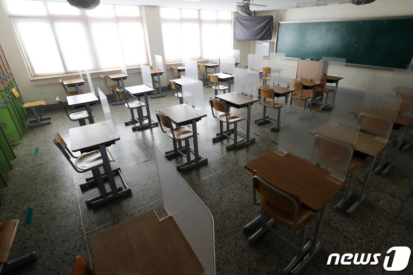 본문 이미지 - 경기 수원 한 고등학교에 수험생의 신종 코로나바이러스 감염증(코로나19) 예방을 위한 책상 칸막이가 설치돼 있다. 2020.11.26/뉴스1 ⓒ News1 조태형 기자