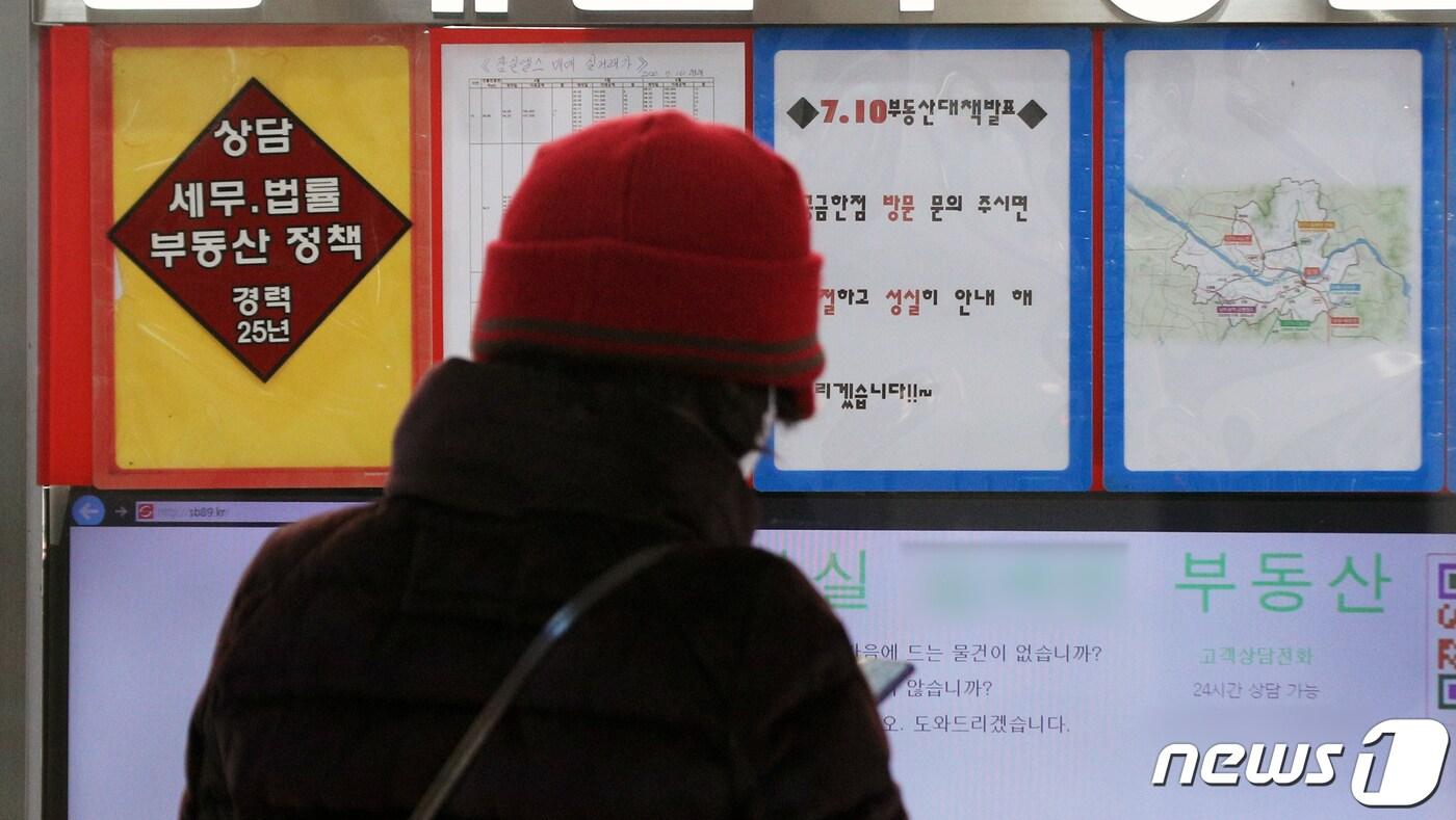 본문 이미지 - 6일 서울시내 한 공인중개사 사무소에 부동산 관련 세무 상담 안내문이 걸려 있다.  2020.11.26/뉴스1 ⓒ News1 황기선 기자
