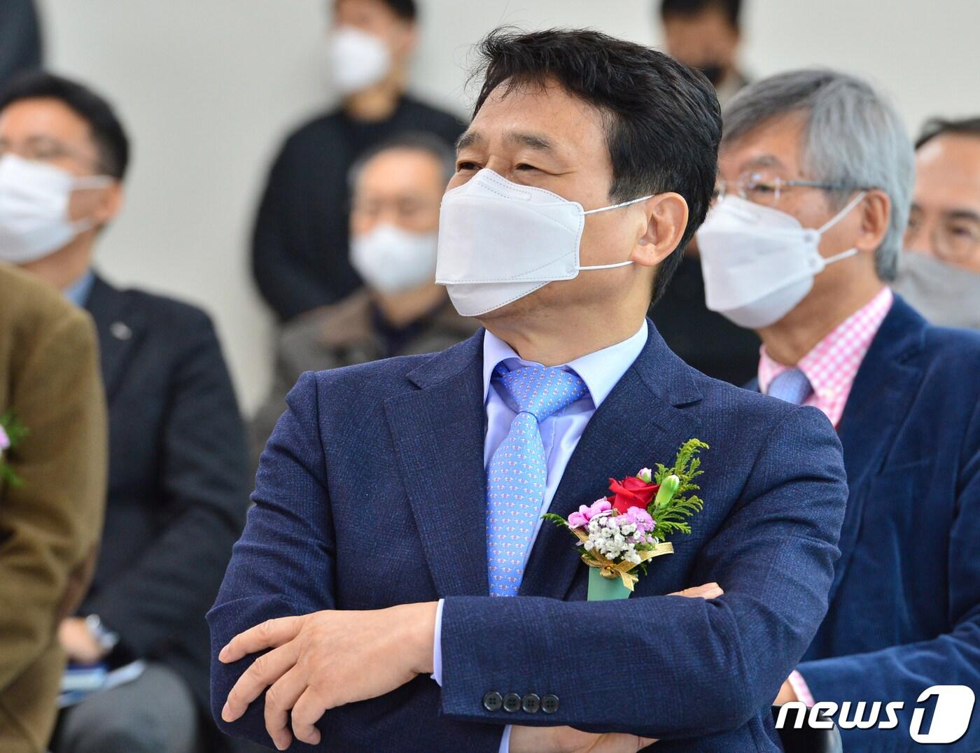 본문 이미지 - 성영철 제넥신 회장이 26일 오전 포항시 남구 지곡동에 문을 연 바이오 오픈이노베이션 센터 준공식에서 경과보고를 듣고 있다. 바이오 오픈이노베이션 센터는 바이오산업 기반 조성을 목표로 경북도, 포항시, 포스텍, 제넥신, 포스코가 총 252억원 공동 투자해 건립했다. 2020.11.26/뉴스1 ⓒ News1 최창호 기자