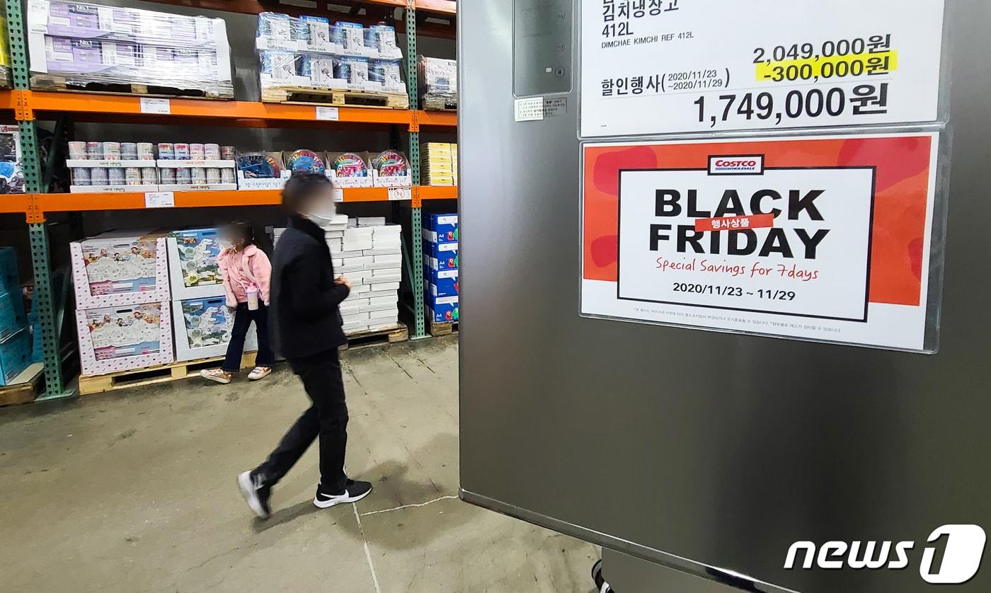 블랙프라이데이를 하루 앞둔 26일 서울의 한 대형 마트에 블랙프라이데이 행사 안내문이 붙어 있다. 2020.11.26/뉴스1 ⓒ News1 허경 기자