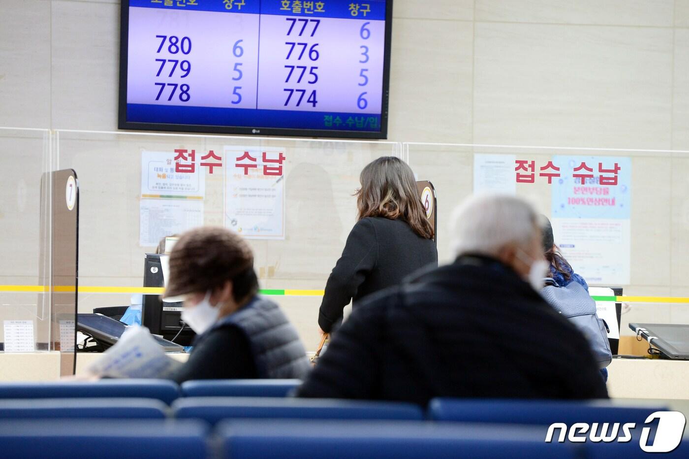 본문 이미지 - 26일 오후 광주 동구 전남대학교병원 본관 1층 로비. 020.11.26/뉴스1 ⓒ News1 정다움 기자