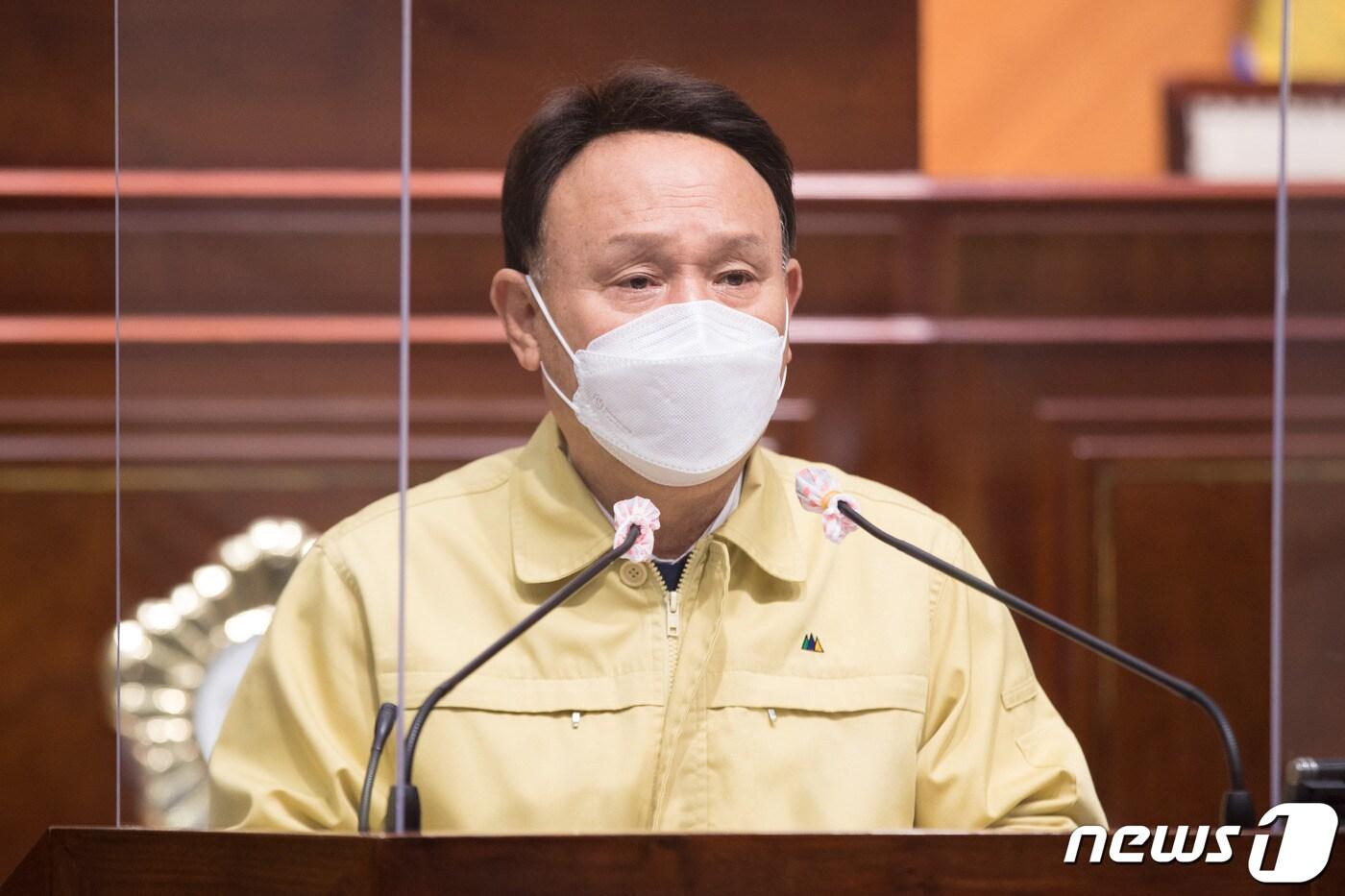 본문 이미지 - 강임준 전북 군산시장이 26일 군산시의회 제2차 정례회 본회의에서 시정연설을 하고 있다.ⓒ 뉴스1