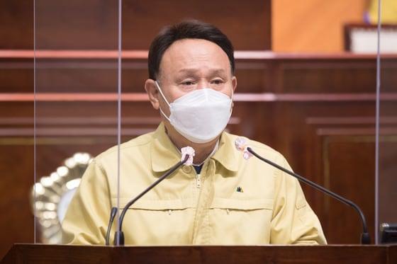 본문 이미지 - 강임준 전북 군산시장이 25일 군산시의회 제2차 정례회 본회의에서 시정연설을 하고 있다.ⓒ 뉴스1