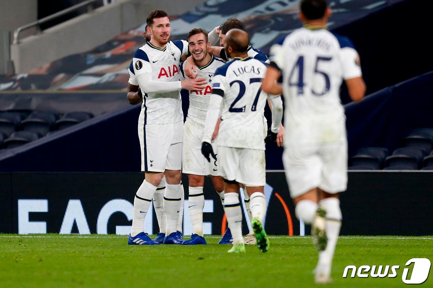 본문 이미지 - 토트넘 선수들이 27일(한국시간) 영국 런던의 토트넘 홋스퍼 스타디움에서 열린 2020-21 유럽축구연맹(UEFA) 유로파리그 J조 조별리그 4차전에서 루도고레츠(불가리아)를 상대로 득점 후 기뻐하고 있다. ⓒ AFP=뉴스1